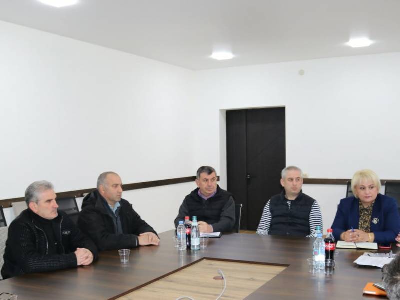 ცაგერის მუნიციპალიტეტის მერის პირველი მოადგილე მამუკა ხიმშიაშვილი და მერის მოადგილე...